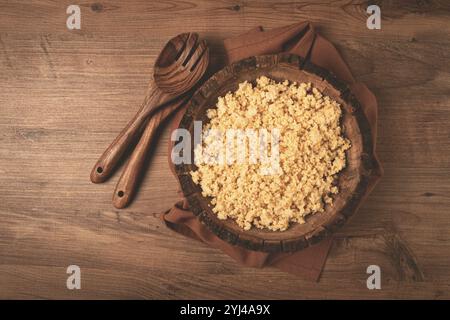 Couscous cuit, dans un bol en bois, vue de dessus, pas de gens Banque D'Images