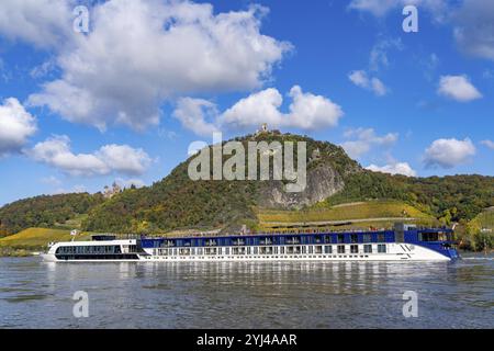 Drachenfels, une montagne dans le Siebengebirge sur le Rhin entre Bad Honnef et Koenigswinter, avec les ruines du château de Drachenfels et le château de Drachenburg, Banque D'Images