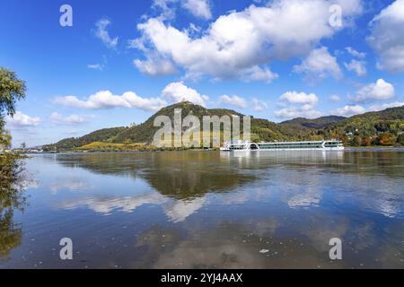 Drachenfels, une montagne dans le Siebengebirge sur le Rhin entre Bad Honnef et Koenigswinter, avec les ruines du château de Drachenfels et le château de Drachenburg, Banque D'Images