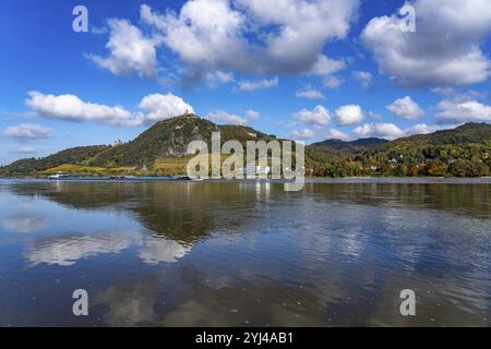 Drachenfels, une montagne dans le Siebengebirge sur le Rhin entre Bad Honnef et Koenigswinter, avec les ruines du château de Drachenfels et le château de Drachenburg, Banque D'Images