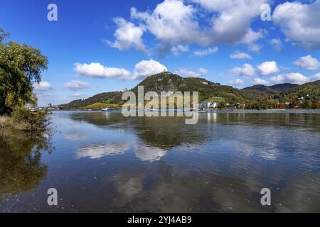 Drachenfels, une montagne dans le Siebengebirge sur le Rhin entre Bad Honnef et Koenigswinter, avec les ruines du château de Drachenfels et le château de Drachenburg, Banque D'Images