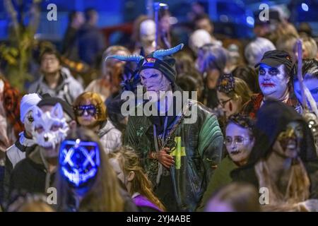 Le Zombiewalk à Essen, à Halloween plusieurs centaines de personnes, certains habillés en zombies effrayants, morts-vivants, ont marché de la gare principale à la distr Banque D'Images