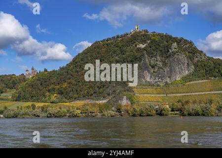 Drachenfels, une montagne dans le Siebengebirge sur le Rhin entre Bad Honnef et Koenigswinter, avec les ruines du château de Drachenfels et le château de Drachenburg, Banque D'Images