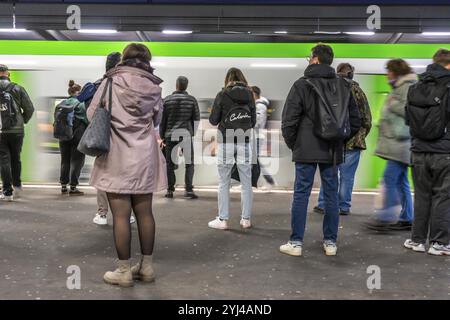 Passagers en attente d'un train régional sur le quai 7, gare centrale d'Essen, Rhénanie du Nord-Westphalie, Allemagne, Europe Banque D'Images