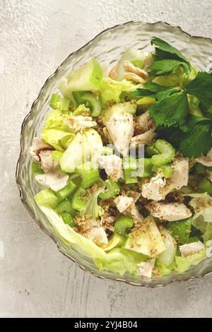 Salade Waldorf, salade de céleri avec pomme, dans un saladier en verre, lumière naturelle, fait maison, pas de gens Banque D'Images