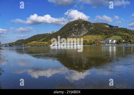 Drachenfels, une montagne dans le Siebengebirge sur le Rhin entre Bad Honnef et Koenigswinter, avec les ruines du château de Drachenfels et le château de Drachenburg, Banque D'Images