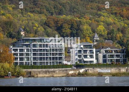 Immeubles résidentiels, complexe résidentiel moderne directement sur le Rhin, en contrebas de la Drachenfels, Siebengebirge, Bad Honnef Rhoendorf, promenade du Rhin, Banque D'Images