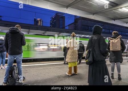 Passagers en attente d'un train régional sur le quai 7, gare centrale d'Essen, Rhénanie du Nord-Westphalie, Allemagne, Europe Banque D'Images