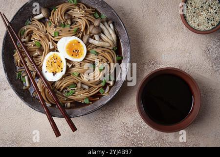 Nouilles de sarrasin, soba, champignons shimeji, oeuf dur, oignon vert, fait maison, pas de gens Banque D'Images