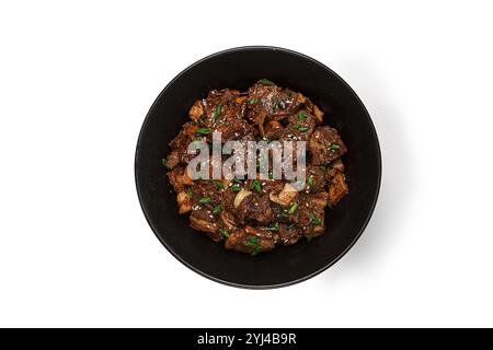 Bulgogi, avec des champignons, avec des graines de sésame et des oignons verts, cuisine coréenne, sur fond blanc, isoler, maison, pas de gens Banque D'Images