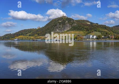 Drachenfels, une montagne dans le Siebengebirge sur le Rhin entre Bad Honnef et Koenigswinter, avec les ruines du château de Drachenfels et le château de Drachenburg, Banque D'Images