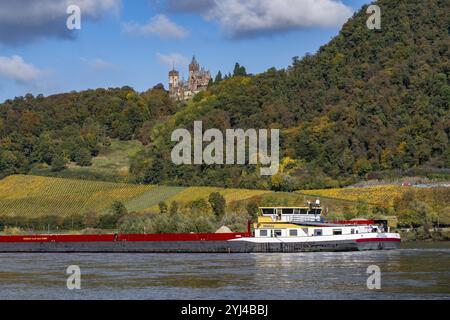 Drachenfels, une montagne dans le Siebengebirge sur le Rhin entre Bad Honnef et Koenigswinter, avec les ruines du château de Drachenfels et le château de Drachenburg, Banque D'Images