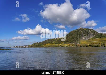 Drachenfels, une montagne dans le Siebengebirge sur le Rhin entre Bad Honnef et Koenigswinter, avec les ruines du château de Drachenfels et le château de Drachenburg, Banque D'Images