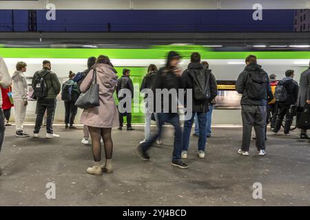 Passagers en attente d'un train régional sur le quai 7, gare centrale d'Essen, Rhénanie du Nord-Westphalie, Allemagne, Europe Banque D'Images