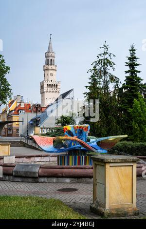 Vue d'Opole avec fontaine et tour de l'hôtel de ville, voïvodie d'Opole, Pologne pour usage éditorial uniquement. Banque D'Images