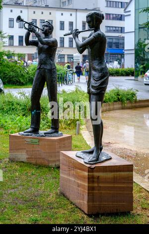 Groupe de musiciens de sculpture devant la salle de concert philharmonique Joseph Elsner (Filharmonia Opolska) à Opole, Voïvodie d'Opole, Pologne. Banque D'Images