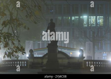 La vieille ville de Dresde enveloppée dans le brouillard de novembre. Monument de Gottfried Semper sur la terrasse de Bruehl, ambiance Foggy à Dresde, Dresde, Saxe, Allemagne, EUR Banque D'Images