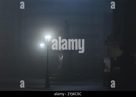 La vieille ville de Dresde enveloppée dans le brouillard de novembre. Monument de Gottfried Semper sur la terrasse de Bruehl, ambiance Foggy à Dresde, Dresde, Saxe, Allemagne, EUR Banque D'Images