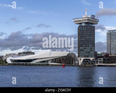 Centre culturel moderne sur le front de mer, Eye film Museum et le gratte-ciel attrayant A'DAM Lookout sur les rives de l'IJpromenade, Amsterdam, Nort Banque D'Images