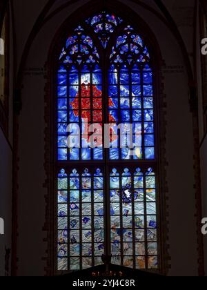 Célèbre vitrail paix et harmonie de l'artiste Michel van Overbeeke dans la cathédrale Saint-Bavon (de Grote de St Bavokerk te Haarlem), Haarlem Banque D'Images