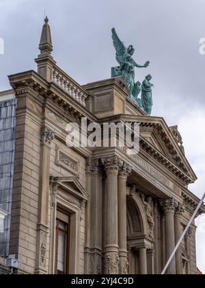 Détail de la façade opulente avec des sculptures en bronze du musée Teylers dans la rue Spaarne sur les rives du canal intérieur de Spaarne au centre de Banque D'Images