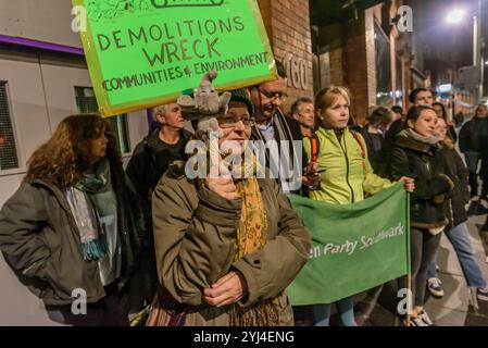 Londres, Royaume-Uni. 7 janvier 2019. Les membres du Parti vert de Southwark portant une bannière, une pancarte et un petit éléphant manifestent devant les bureaux du conseil municipal de Southwark avant une réunion du comité de planification les exhortant à dire à Delancey d'améliorer leurs plans pour le centre commercial Elephant, car les commerçants n'ont toujours pas été consultés adéquatement sur la réinstallation dans un box Park temporaire où les stalles proposés sont trop petits et les loyers trop élevés, ou lors d'un déménagement final, les besoins de la communauté latino ne sont pas satisfaits et il n'y a pas assez de logements dans les loyers du conseil. Il y avait des discours d'un conseiller, Repre Banque D'Images