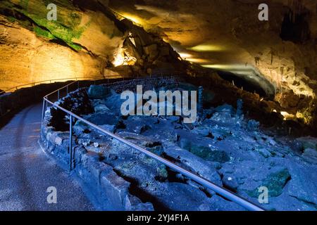 La passerelle principale se dirigeant en dessous de l'entrée de la grotte, Carlsbad Caverns National Park, Nouveau-Mexique Banque D'Images