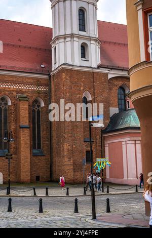 Vue extérieure de l'église franciscaine dans le centre historique d'Opole, Voïvodie d'Opole, Pologne, pour usage éditorial seulement. Banque D'Images