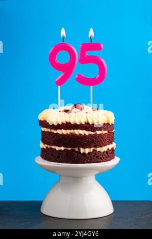 Anniversaire numéro 95 - bougie avec gâteau de velours rouge Banque D'Images