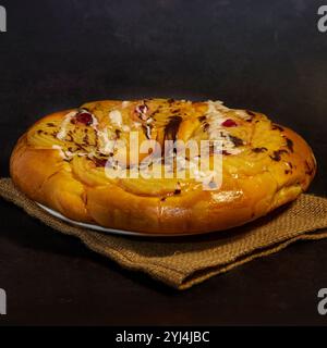 rosca de pascua, pain sucré traditionnel en forme d'anneau qui est généralement préparé pour la célébration de Pâques en Argentine. fond noir Banque D'Images