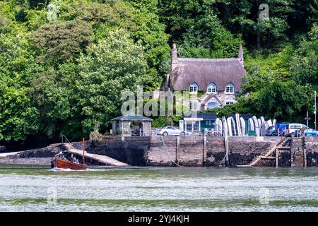 Détail du ferry de passagers quittant Greenway Quay pour Dittisham sur la rivière Dart, avec Cottage et Dingy Rack. Banque D'Images