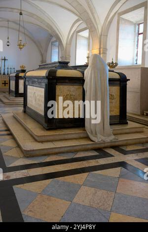 Monastère de Sao Vicente de Fora, Panthéon royal de la famille Braganca, sculpture d'une femme priant devant le tombeau de Carlos I, Lisbonne, Portug Banque D'Images