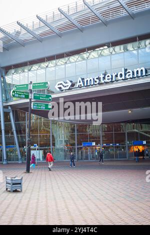 Panneau de direction pour piétons et cyclistes sur une place moderne de la ville à la gare Amsterdam Bijlmer Arena. Amsterdam, pays-Bas. Banque D'Images