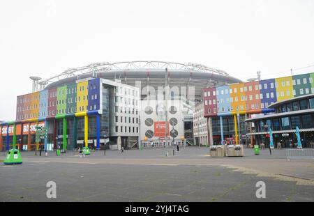 Vue sur Johan Cruyff Arena, stade de football et bâtiments colorés dans le sud-est d'Amsterdam, aux pays-Bas. Banque D'Images