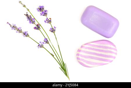 Savon de lavande naturel avec fleurs de lavande isolées sur fond blanc. Banque D'Images