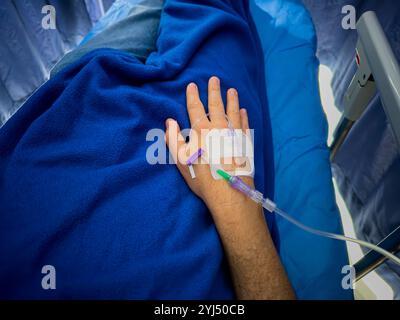 Vue rapprochée d'un bébé prématuré dans l'incubateur et tenu par une mère aimante Banque D'Images