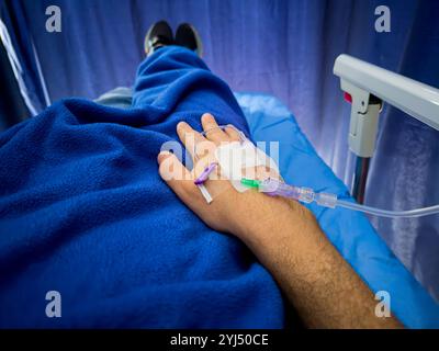 Vue rapprochée d'un bébé prématuré dans l'incubateur et tenu par une mère aimante Banque D'Images