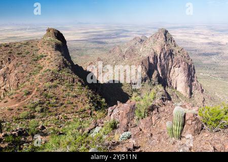 Petits sommets sous le Hunter Trail s'élevant au-dessus du sol du désert. Parc national de Picacho Peak, Arizona Banque D'Images