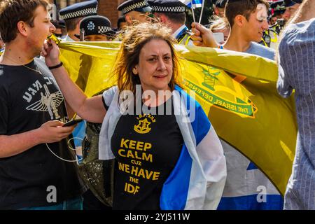 Londres, Royaume-Uni. 2 juin 2019. Une femme porte un drapeau israélien et tient un drapeau de Tsahal alors que des manifestants sionistes tentent d'arrêter la manifestation annuelle de la Journée Al Qods en soutien au peuple opprimé de Palestine. L'événement, commencé en Iran en 1979, a été dit par l'imam Khomeiny comme ne concernant pas seulement Jérusalem, mais "un jour pour les opprimés de se lever et de se dresser contre l'arrogant". Comme d'habitude, il y a eu des protestations contre l'événement par des groupes sionistes et de droite qui ont essayé de bloquer la marche, mais ont été contraints de continuer à avancer lentement devant elle par la police. Banque D'Images