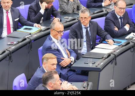 Berlin, Allemagne. 13 novembre 2024. Christian Dürr (gauche-droite), chef du groupe parlementaire FDP, Christian Lindner, chef du parti FDP, Friedrich Merz, chef du gouvernement fédéral CDU et chef du groupe parlementaire CDU/CSU, Thorsten Frei, premier secrétaire parlementaire du groupe parlementaire CDU/CSU, et Alexander Dobrindt, chef du groupe régional CSU, siègent en séance plénière au Bundestag lors de la déclaration gouvernementale du chancelier fédéral. Les sujets abordés comprennent la fin de la coalition des feux de signalisation et les prochaines élections au Bundestag. Crédit : Michael Kappeler/dpa/Alamy Live News Banque D'Images