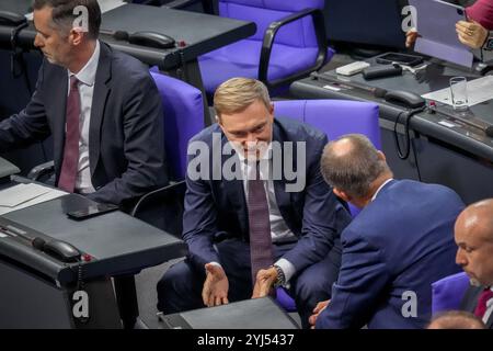 Berlin, Allemagne. 13 novembre 2024. Christian Dürr (gauche-droite), chef du groupe parlementaire FDP, Christian Lindner, chef du parti FDP, et Friedrich Merz (CDU), président fédéral de la CDU et chef du groupe parlementaire CDU/CSU, participent à la session du Bundestag suite à la déclaration du gouvernement. Les sujets abordés comprennent la fin de la coalition des feux de signalisation et les prochaines élections au Bundestag. Crédit : Kay Nietfeld/dpa/Alamy Live News Banque D'Images