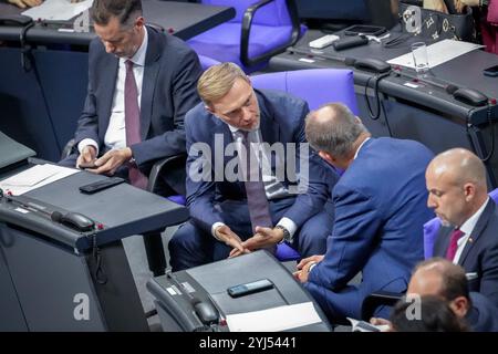 Berlin, Allemagne. 13 novembre 2024. Christian Dürr (gauche-droite), chef du groupe parlementaire FDP, Christian Lindner, chef du parti FDP, et Friedrich Merz (CDU), président fédéral de la CDU et chef du groupe parlementaire CDU/CSU, participent à la session du Bundestag suite à la déclaration du gouvernement. Les sujets abordés comprennent la fin de la coalition des feux de signalisation et les prochaines élections au Bundestag. Crédit : Kay Nietfeld/dpa/Alamy Live News Banque D'Images