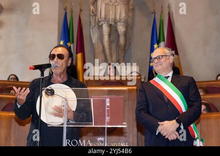 13 novembre 2024, Rome, Italie : le chanteur-compositeur italien Antonello Venditti et le maire de Rome Roberto Gualtieri lors de la cérémonie de remise du prix Capitoline Wolf dans la salle Giulio Cesare du Campidoglio de Rome (crédit image : © Matteo Nardone/Pacific Press via ZUMA Press Wire) USAGE ÉDITORIAL SEULEMENT! Non destiné à UN USAGE commercial ! Banque D'Images