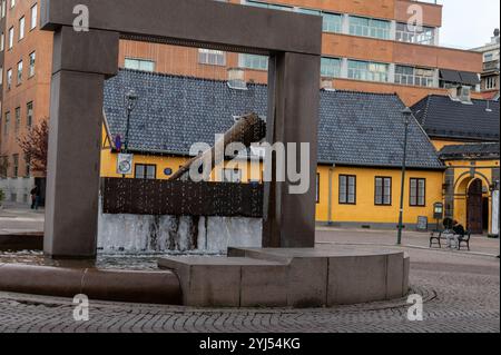 Une fontaine d'eau avec une main gantée pointant vers la fondation d'Oslo en Norvège. En 1624, le roi danois-norvégien Christian 1V pointait son ganté Banque D'Images