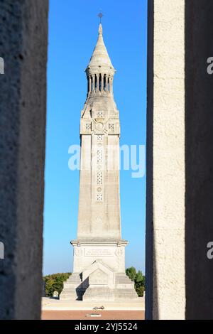 La nécropole nationale notre-Dame-de-Lorette est un cimetière et mémorial militaire français situé sur la colline éponyme, inauguré en 1925, dans la commune Banque D'Images