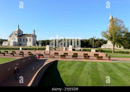 La nécropole nationale notre-Dame-de-Lorette est un cimetière et mémorial militaire français situé sur la colline éponyme, inauguré en 1925, dans la commune Banque D'Images