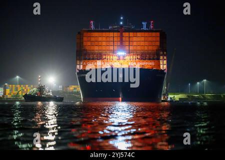 Première arrivée au Royaume-Uni, de nuit, du porte-conteneurs allemand Hapag-Lloyd Hamburg Express, au port de Southampton. Banque D'Images