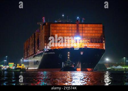 Première arrivée au Royaume-Uni, de nuit, du porte-conteneurs allemand Hapag-Lloyd Hamburg Express, au port de Southampton. Banque D'Images