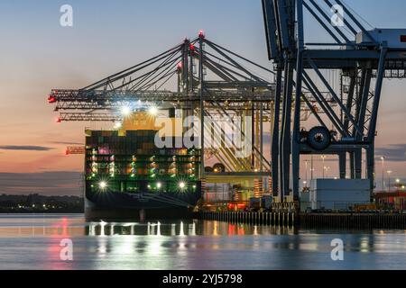 Vue nocturne des opérations de chargement de porte-conteneurs au port de Southampton. Banque D'Images