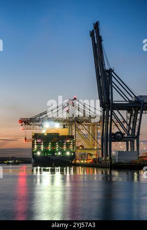 Vue nocturne des opérations de chargement de porte-conteneurs au port de Southampton. Banque D'Images